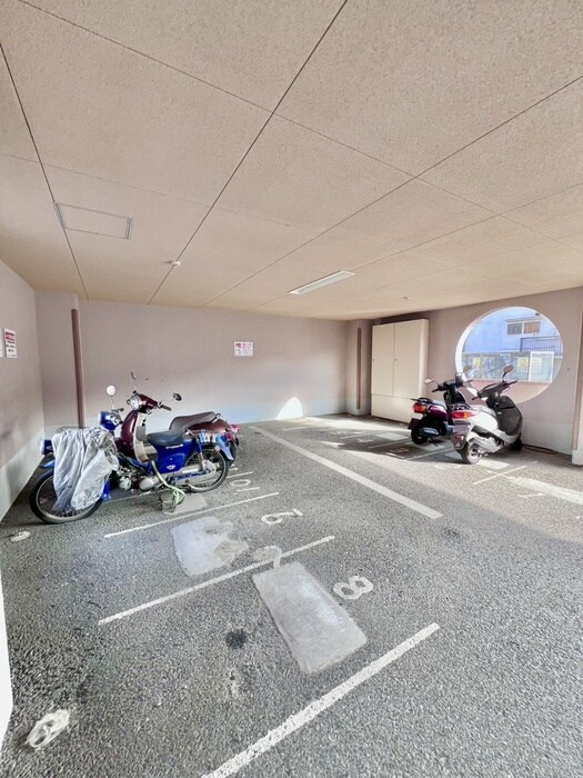 物件外観写真5　(バイク置き場)