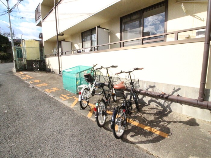 物件外観写真4　(駐輪場)
