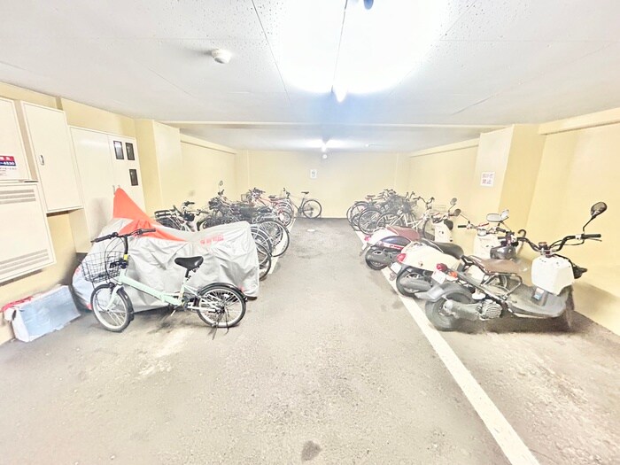 物件外観写真4　(駐輪場)