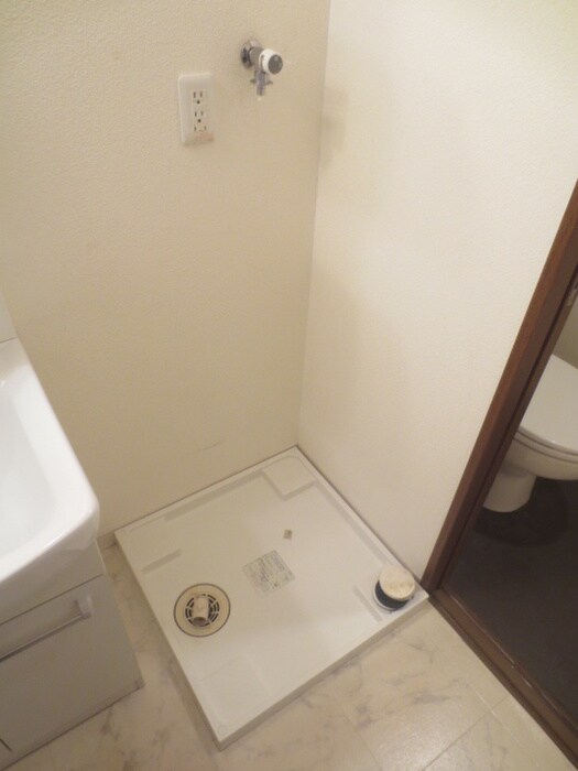 物件内観写真12　(洗濯機置場)