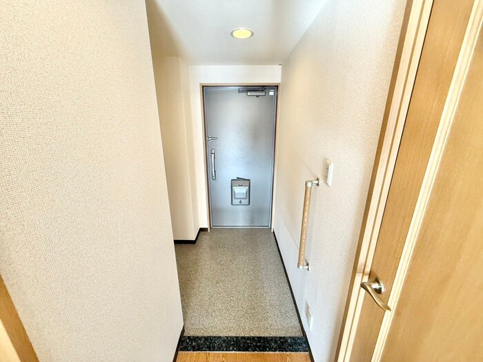 物件内観写真16　(玄関)