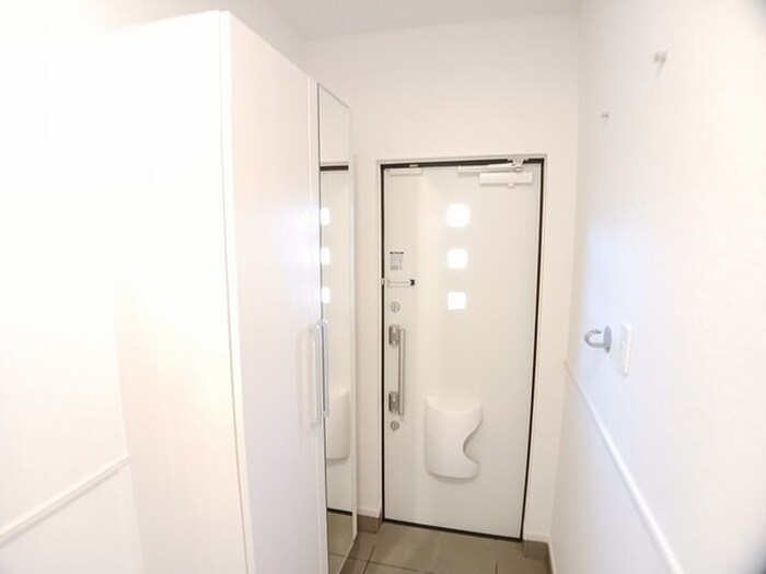 物件内観写真9　(玄関)