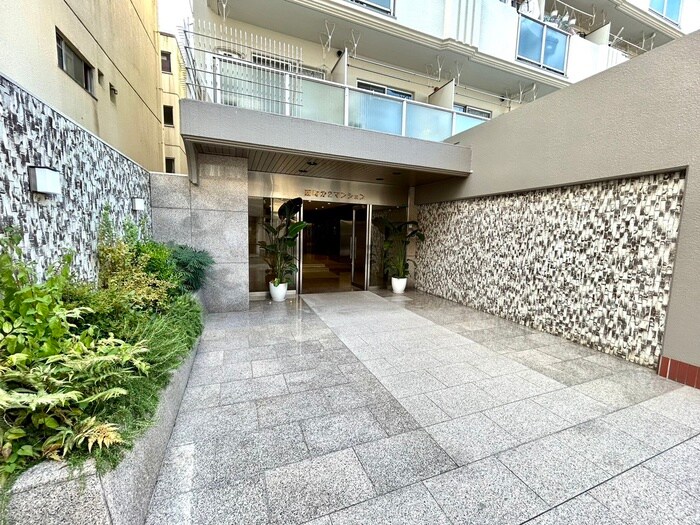 物件外観写真2　(エントランス部分)