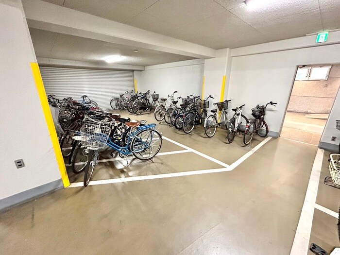 物件外観写真4　(駐輪場)