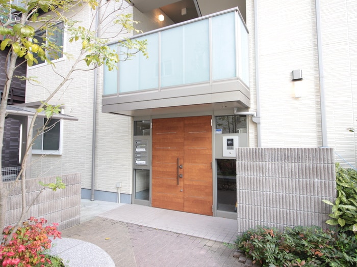 物件外観写真3　(エントランス部分)
