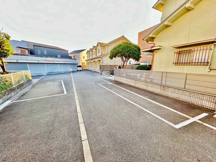 物件外観写真3　(駐車場)