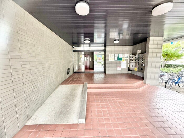 物件外観写真2　(エントランス部分)