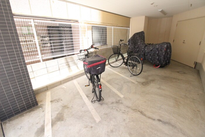 物件外観写真5　(バイク置き場)