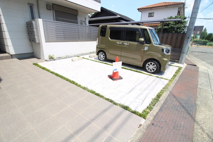 物件外観写真4　(駐車場)