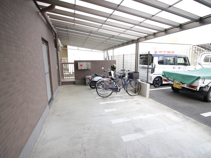 物件外観写真2　(駐輪場)