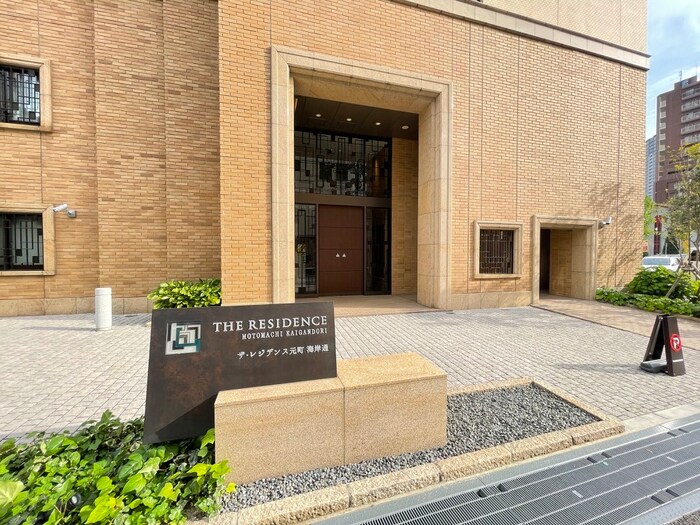 物件外観写真3　(エントランス部分)