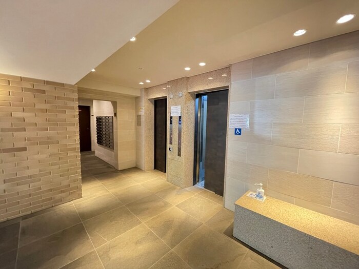 物件外観写真5　(エントランス部分)