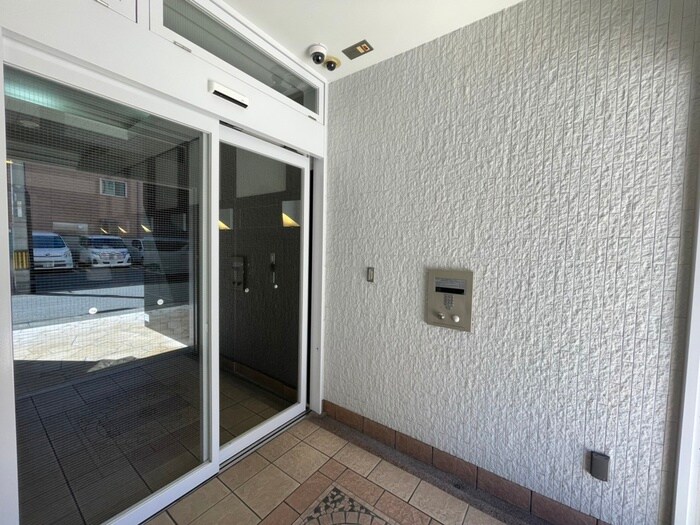 物件外観写真2　(エントランス部分)