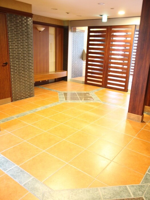 物件外観写真5　(エントランス部分)