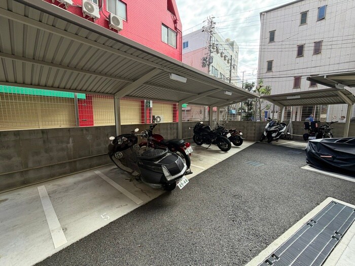 物件外観写真4　(バイク置き場)