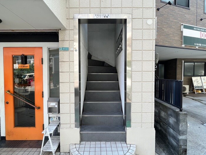 物件外観写真3　(エントランス部分)