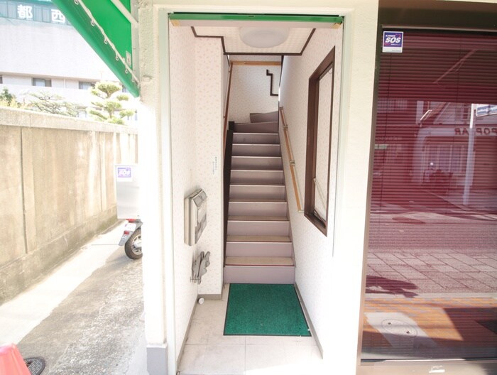 物件外観写真3　(エントランス部分)