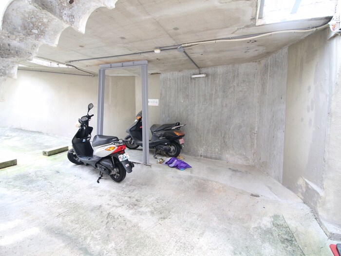 物件外観写真4　(バイク置き場)