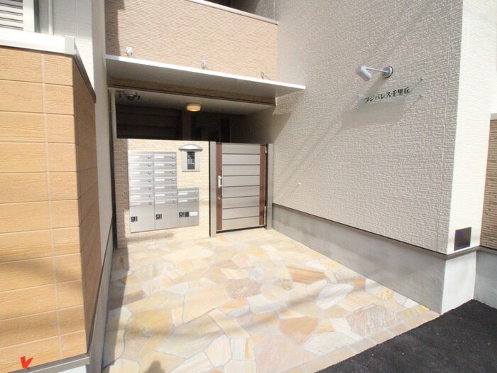 物件外観写真4　(エントランス部分)