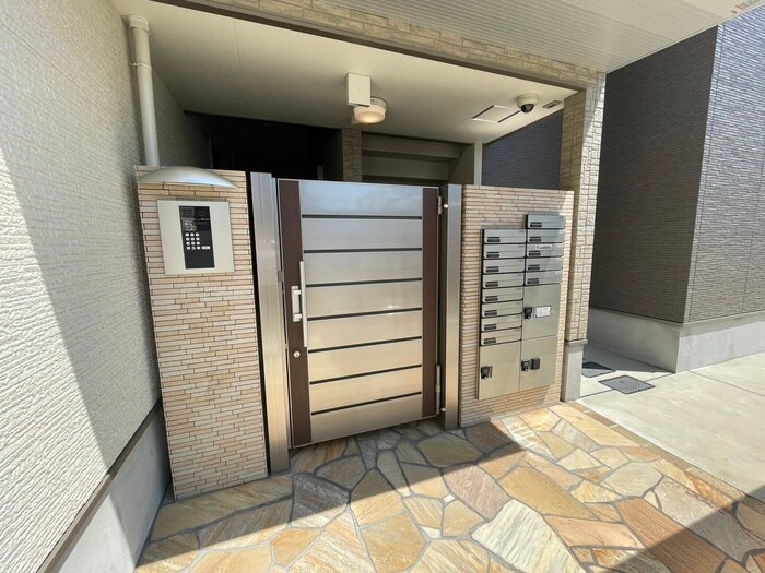 物件外観写真3　(エントランス部分)