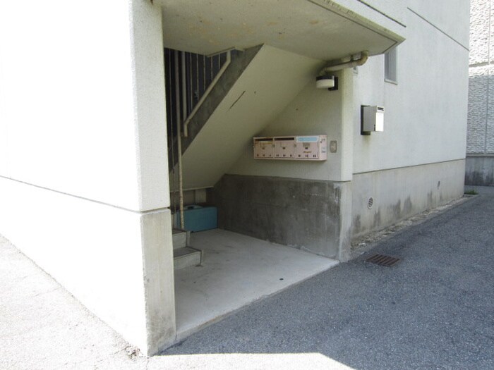 物件外観写真5　(エントランス部分)