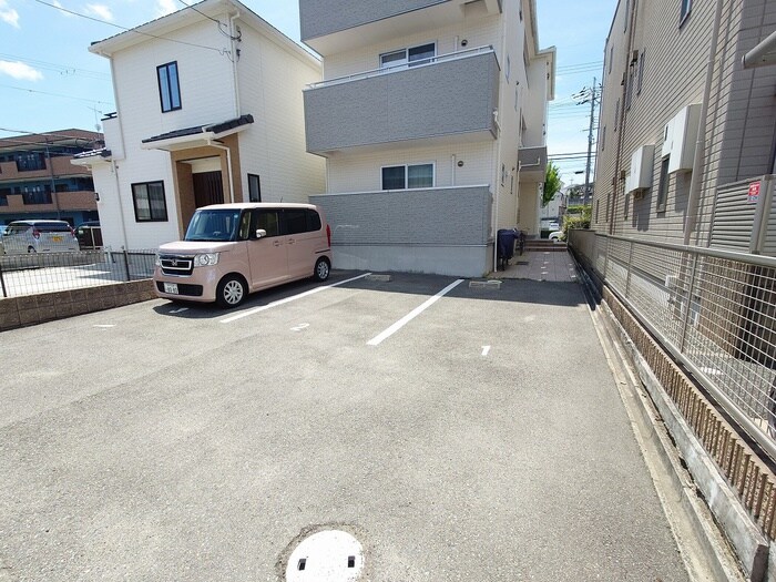 物件外観写真3　(駐車場)