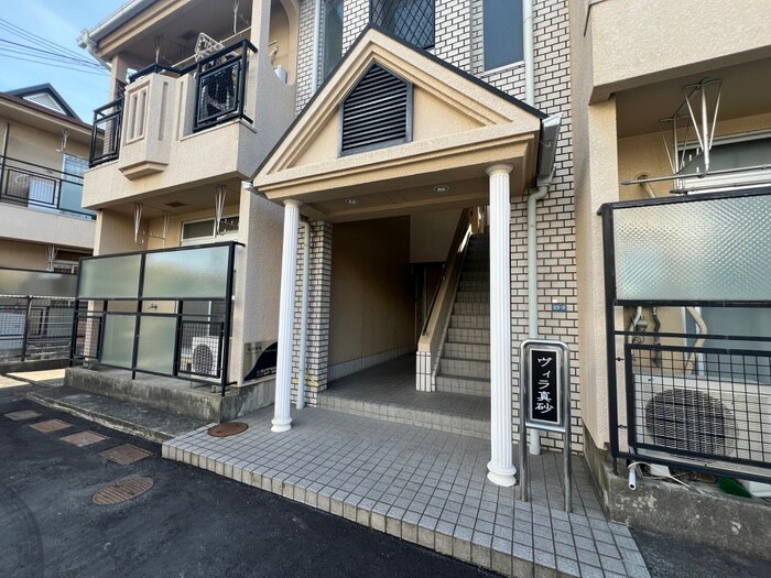 物件外観写真3　(エントランス部分)