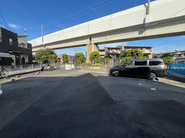 物件外観写真4　(駐車場)