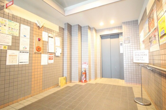 物件外観写真2　(エントランス部分)