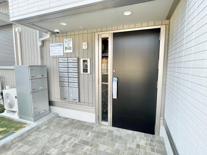 物件外観写真3　(エントランス部分)