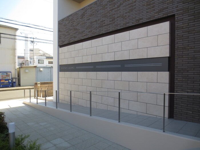 物件外観写真3　(エントランス部分)