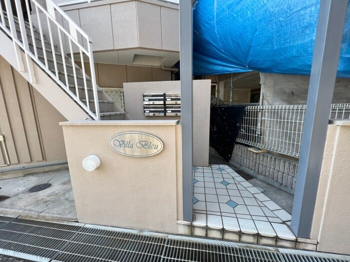 物件外観写真3　(エントランス部分)