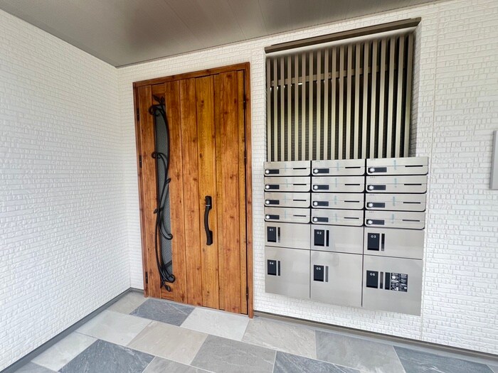 物件外観写真2　(エントランス部分)