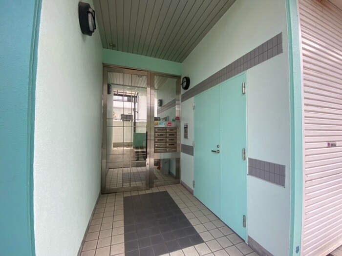 物件外観写真3　(エントランス部分)