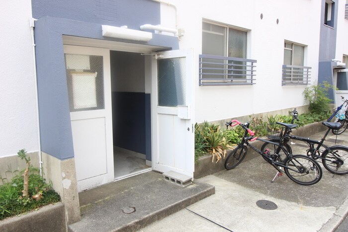 物件外観写真4　(エントランス部分)