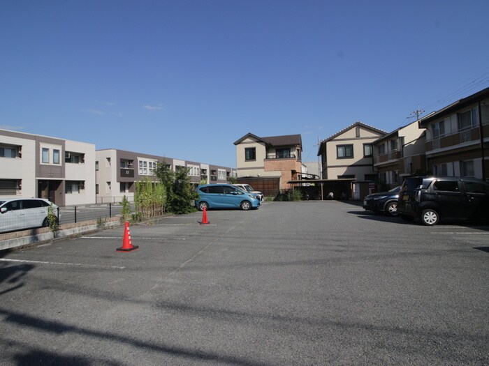 物件外観写真6　(駐車場)