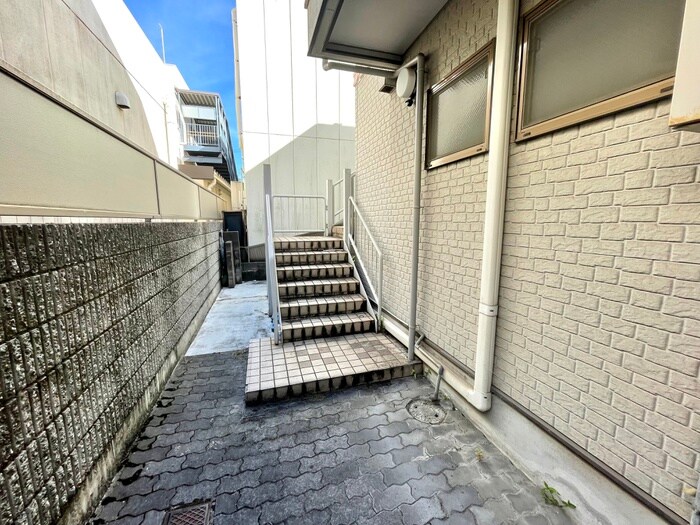 物件外観写真3　(エントランス部分)