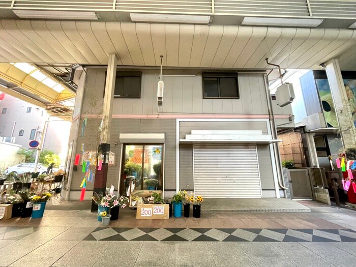 物件外観写真4　(エントランス部分)