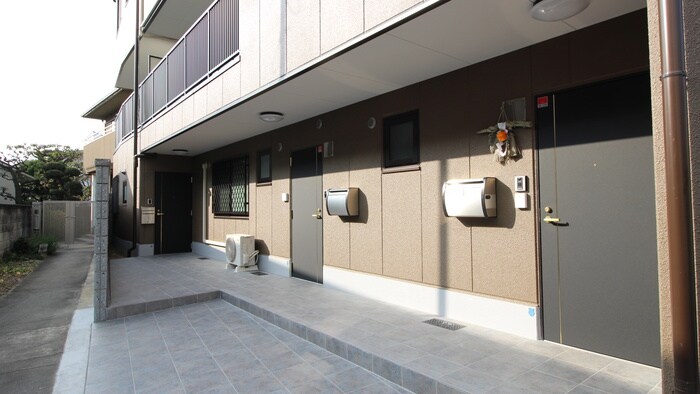 物件外観写真4　(エントランス部分)