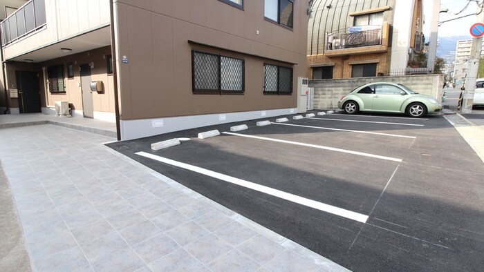 物件外観写真5　(駐車場)