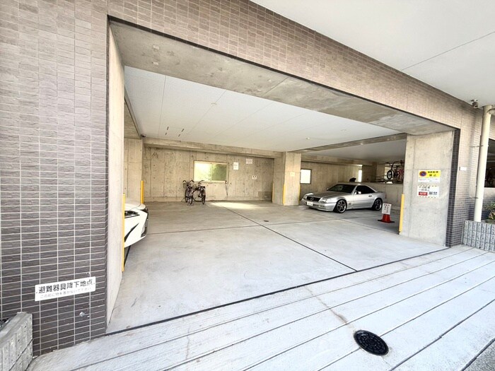 物件外観写真4　(駐車場)