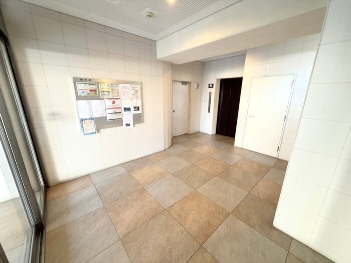 物件外観写真6　(エントランス部分)