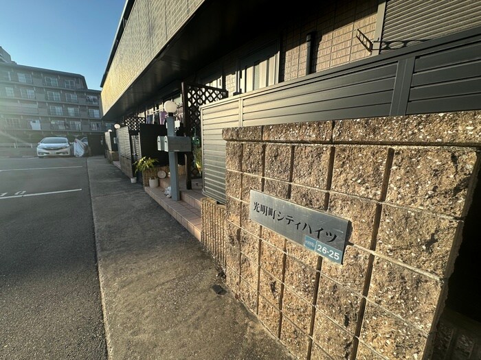 物件外観写真4　(エントランス部分)