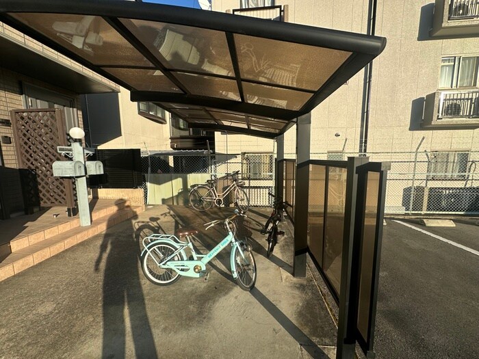 物件外観写真5　(駐輪場)