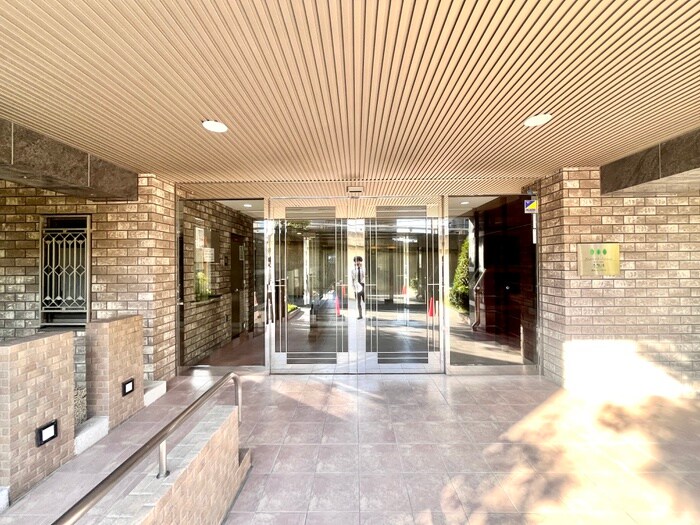 物件外観写真2　(エントランス部分)