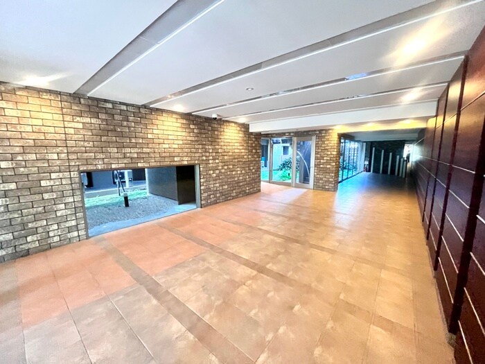 物件外観写真6　(エントランス部分)