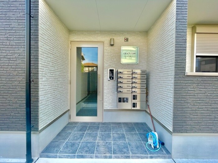 物件外観写真2　(エントランス部分)