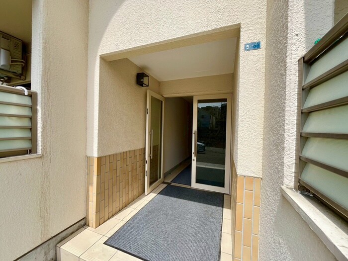 物件外観写真2　(エントランス部分)