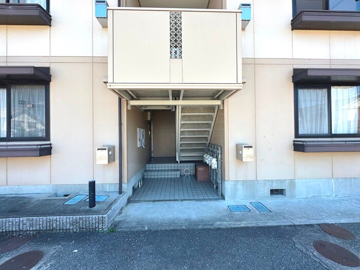 物件外観写真2　(エントランス部分)
