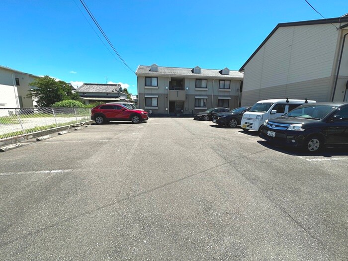 物件外観写真3　(駐車場)